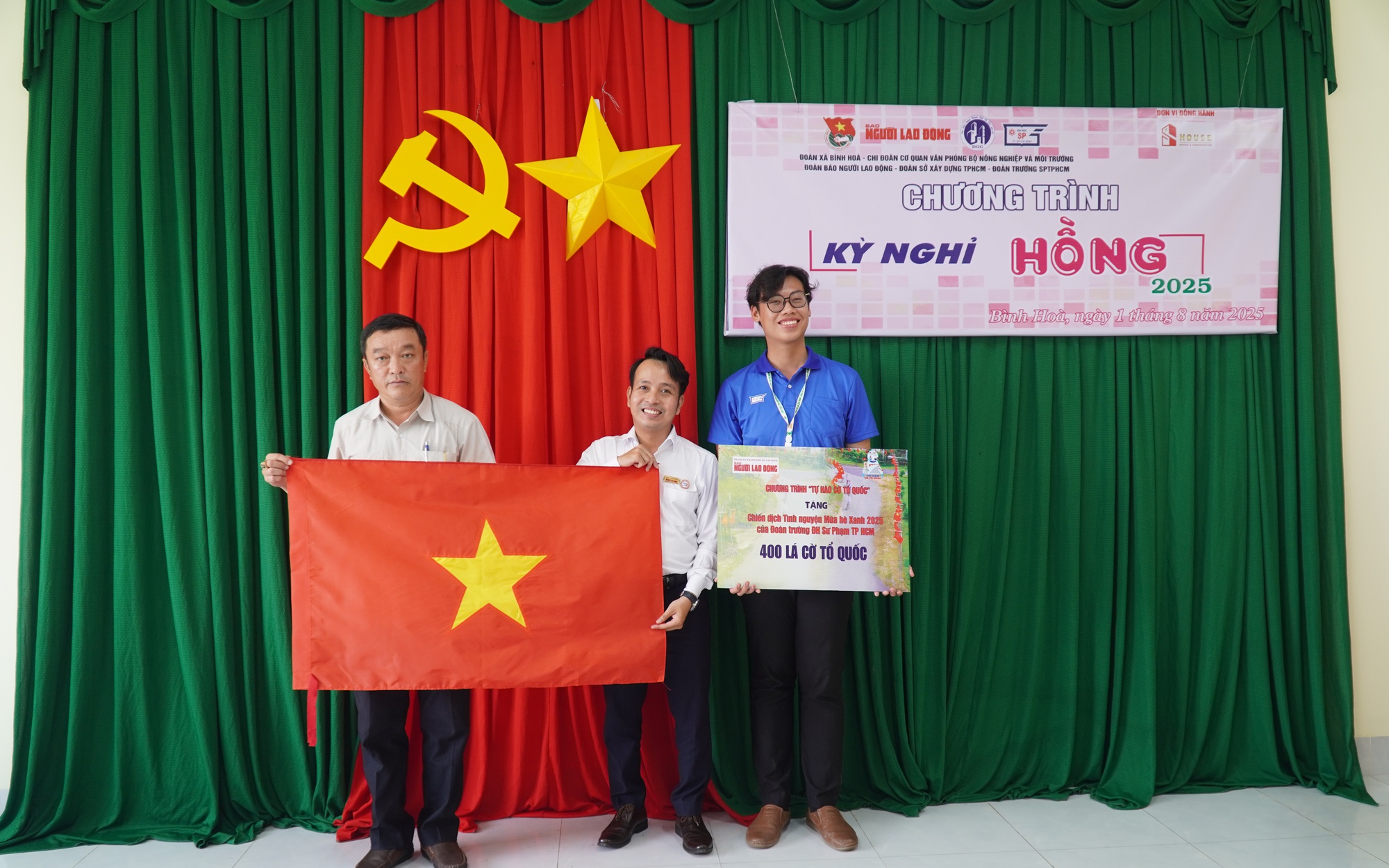 Báo Người Lao Động tặng Cờ Tổ quốc cho phường Bàn Cờ chào mừng Đại hội MTTQ - Ảnh 4.