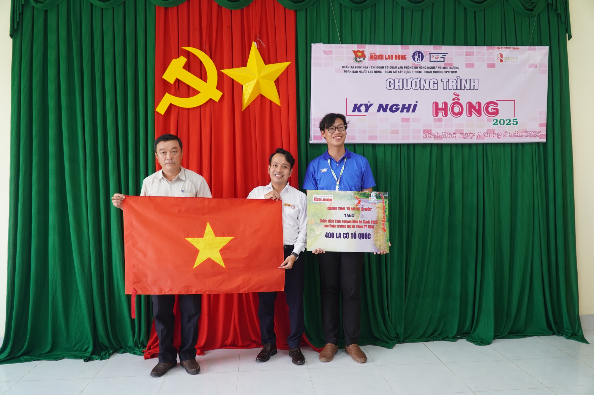 B&aacute;o Người Lao Động trao 400 l&aacute; cờ Tổ quốc tại chương tr&igrave;nh Kỳ nghỉ hồng 2025 - Ảnh 1.