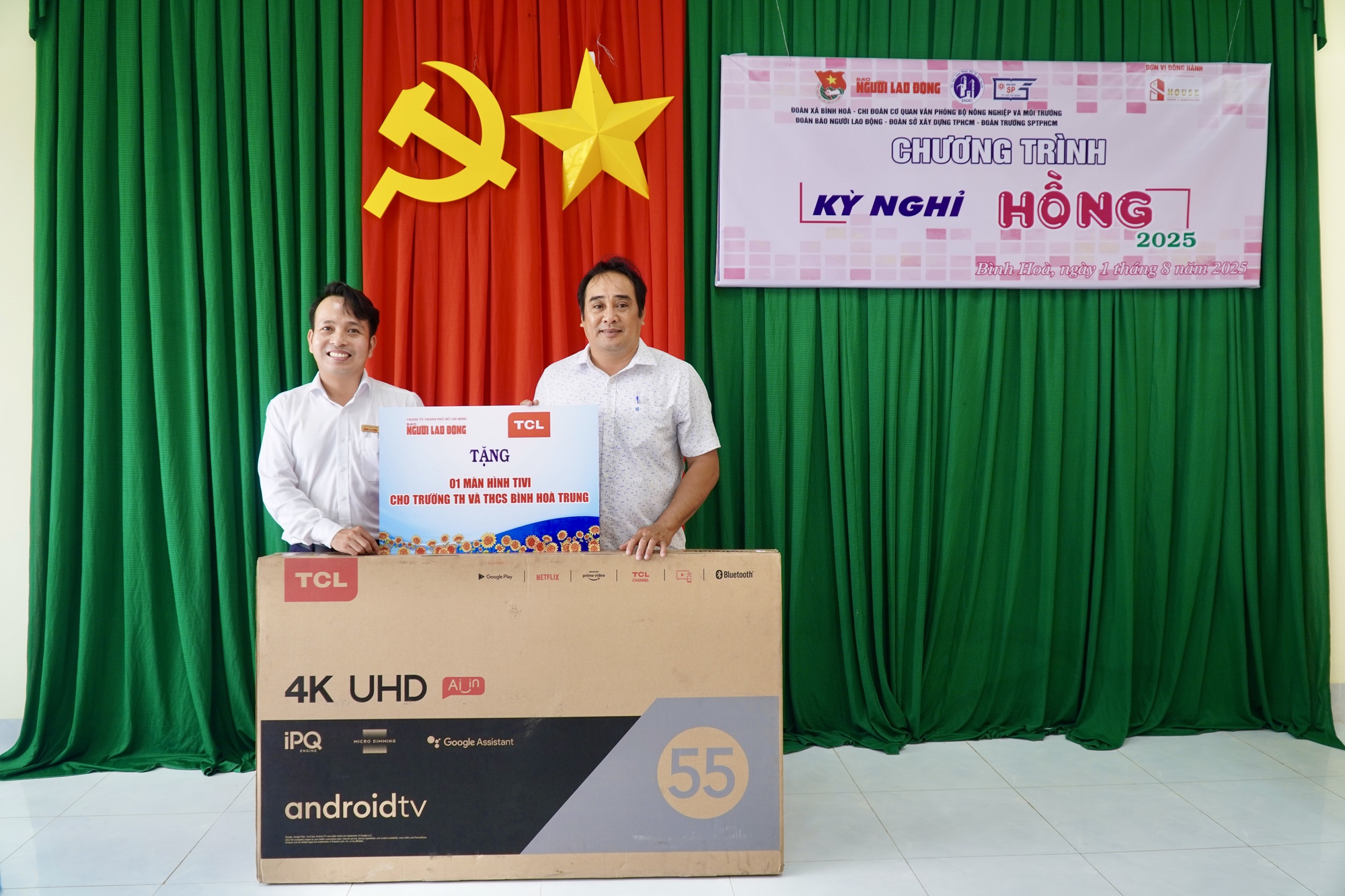 B&aacute;o Người Lao Động trao 400 l&aacute; cờ Tổ quốc tại chương tr&igrave;nh Kỳ nghỉ hồng 2025 - Ảnh 2.