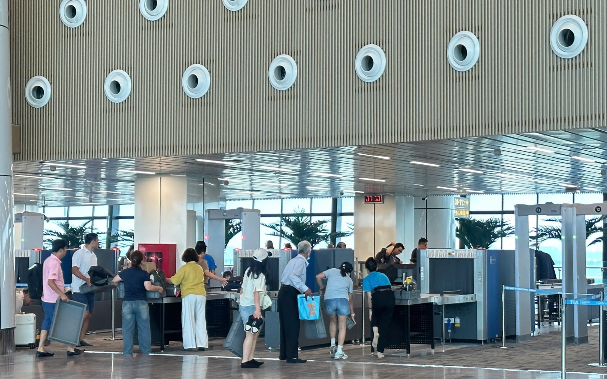 Đề xuất bỏ quy định cởi giày, thắt lưng khi kiểm tra an ninh sân bay