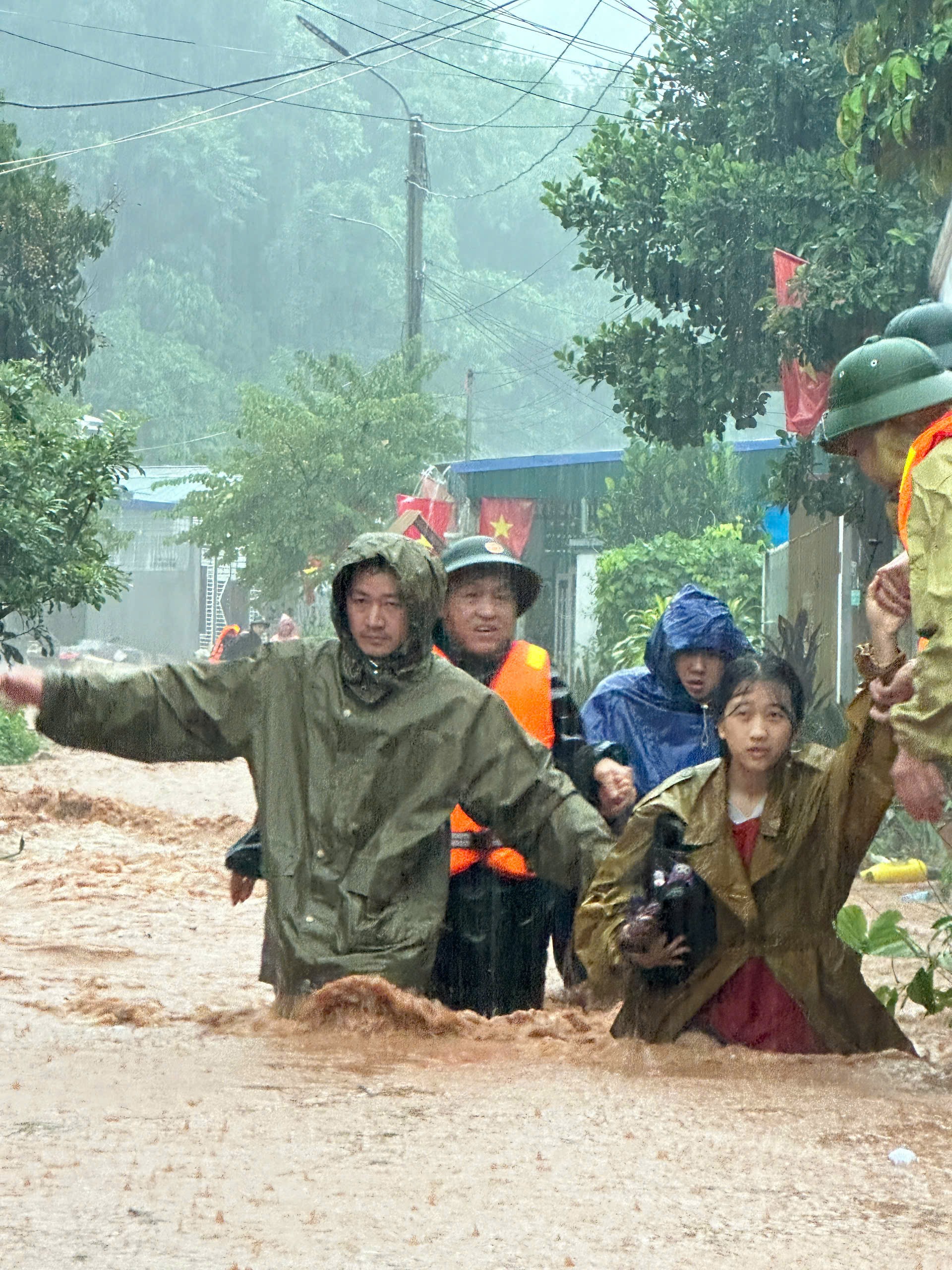 19 người bị chết, mất tích, bị thương do sạt lở vùi lấp, lũ cuốn trôi tại Điện Biên - Ảnh 1.