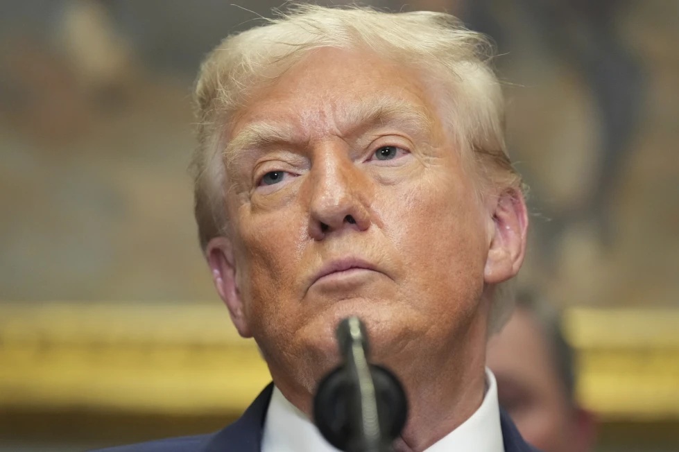 Tổng thống Donald Trump điều 2 t&agrave;u ngầm hạt nh&acirc;n đến gần Nga- Ảnh 1.