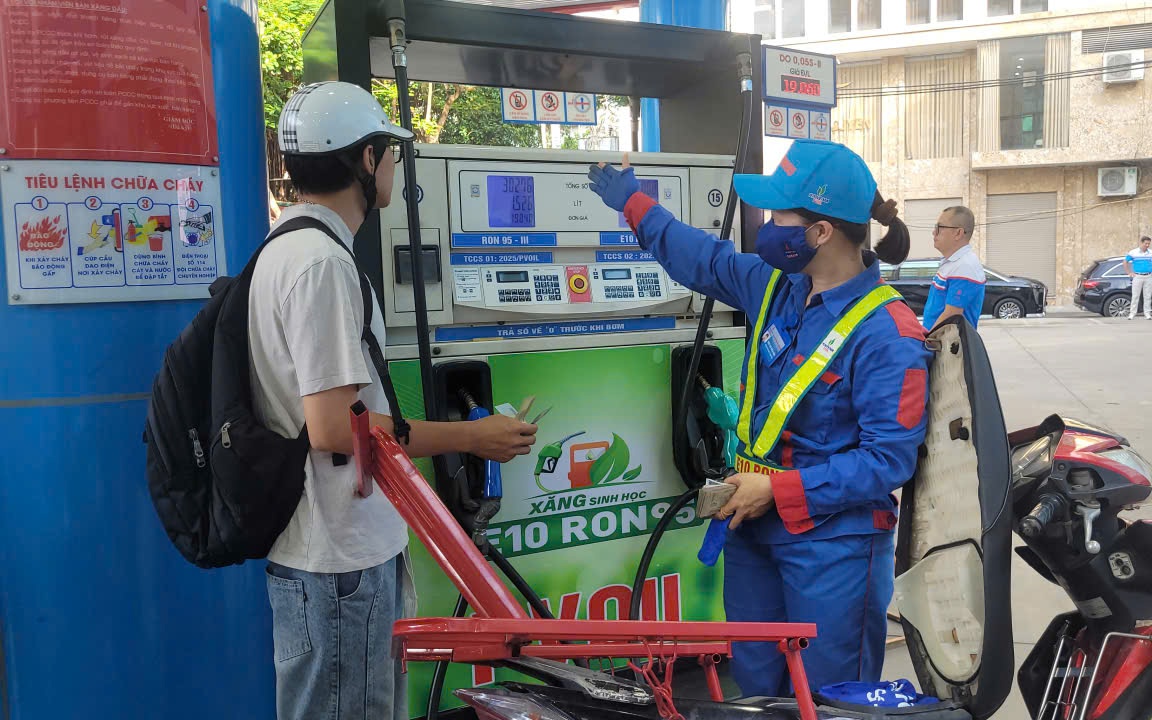 Xăng E10 xuất hiện, nhiều người mua ngay trong giờ đầu mở bán