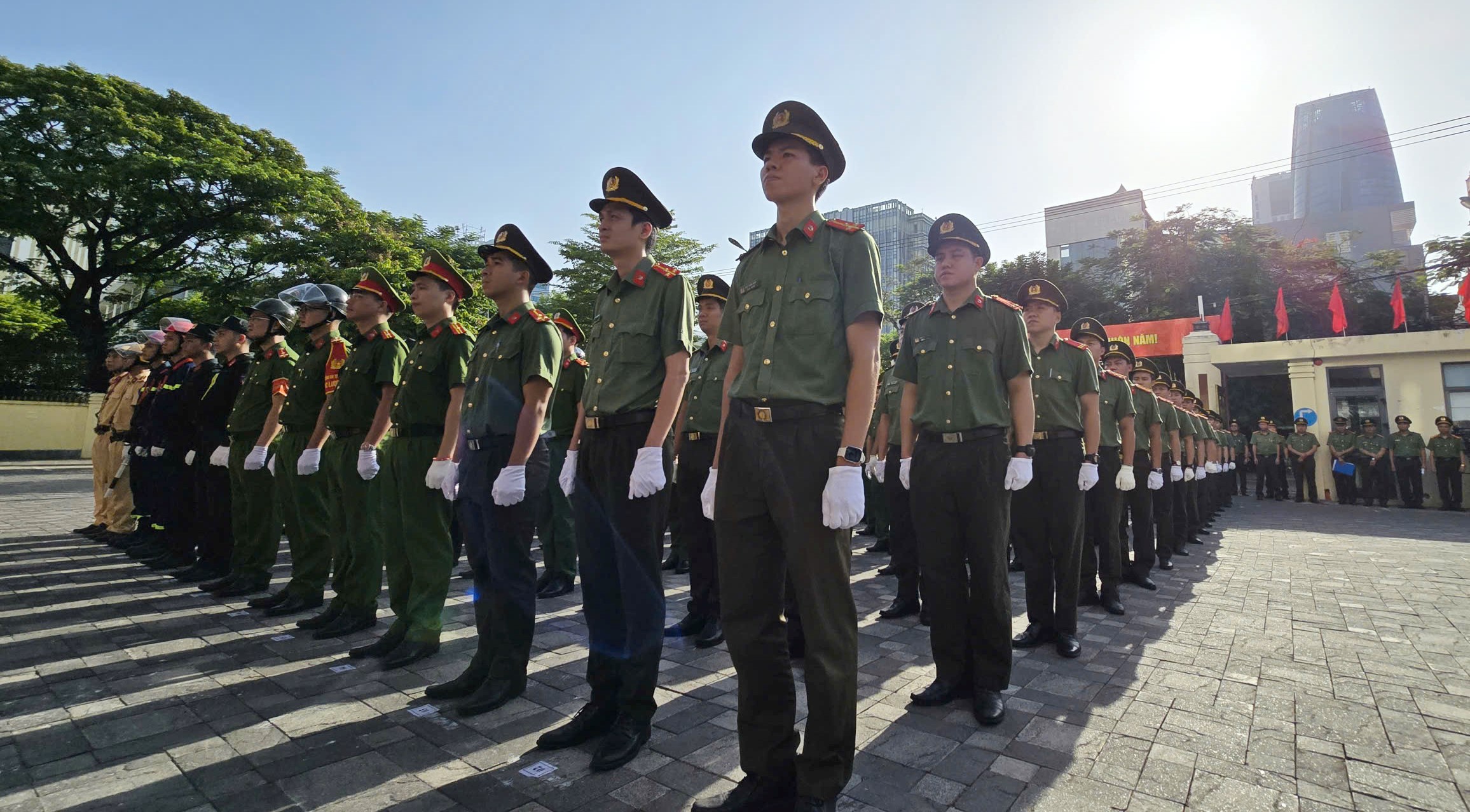 C&ocirc;ng an Đ&agrave; Nẵng ra qu&acirc;n trấn &aacute;p tội phạm , đảm bảo an ninh cho người d&acirc;n - Ảnh 1.