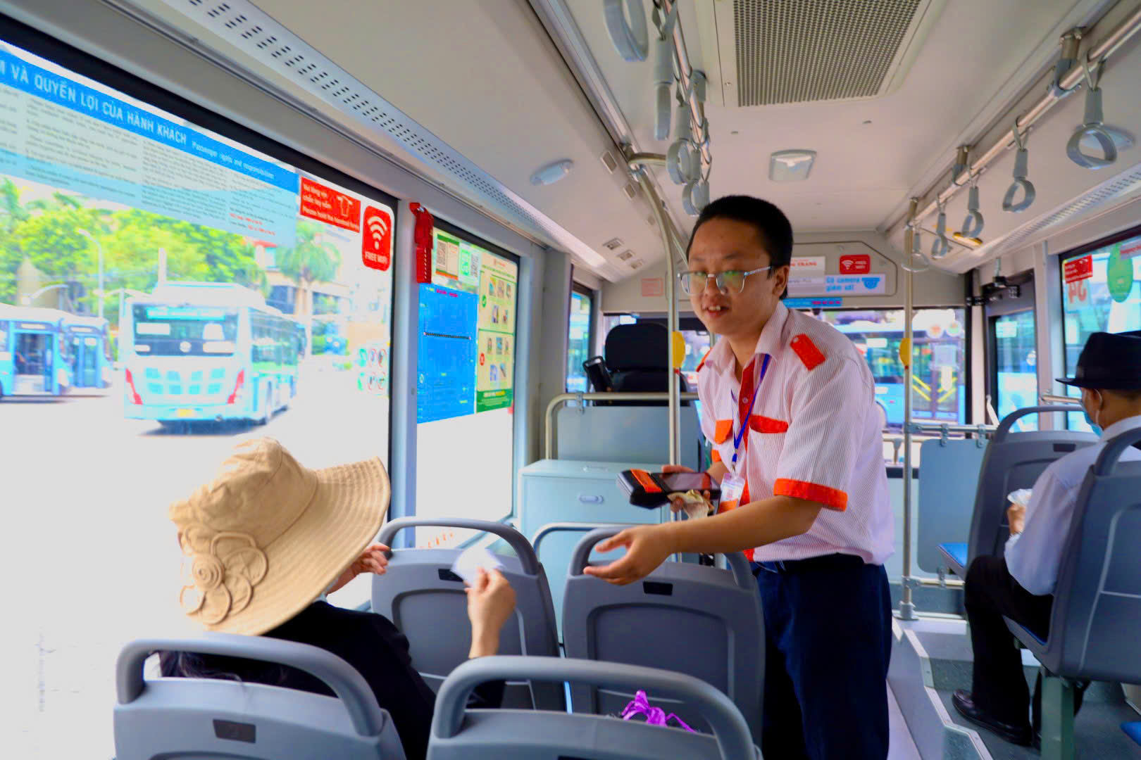 S&aacute;ng 1-8: Xe bu&yacute;t điện lăn b&aacute;nh, người d&acirc;n trầm trồ- Ảnh 6.
