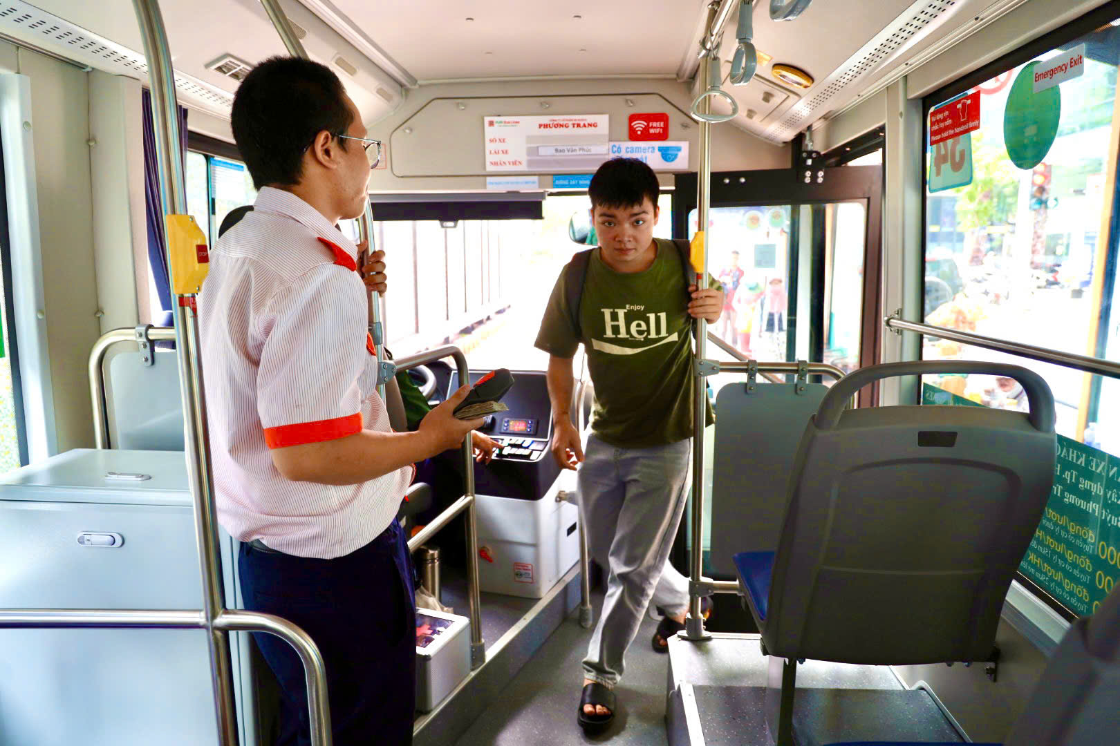 S&aacute;ng 1-8: Xe bu&yacute;t điện lăn b&aacute;nh, người d&acirc;n trầm trồ- Ảnh 7.