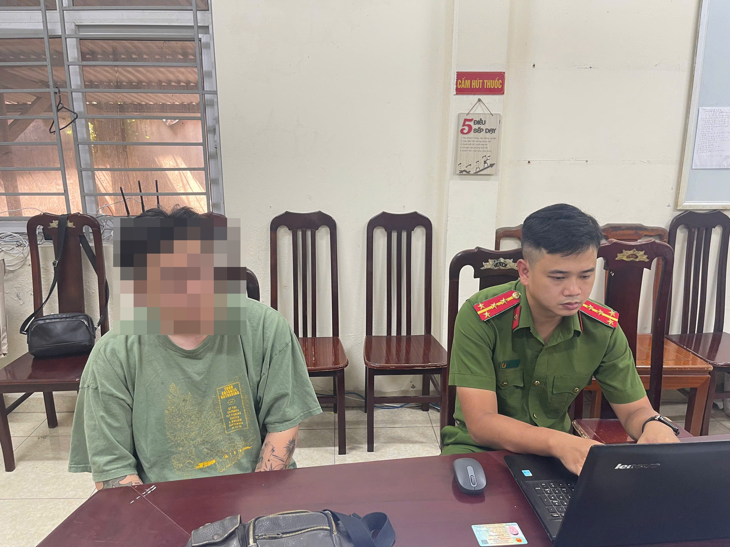C&ocirc;ng an triệu tập, l&agrave;m việc với người đ&agrave;n &ocirc;ng h&agrave;nh hung phụ nữ ở sảnh thang m&aacute;y chung cư- Ảnh 1.