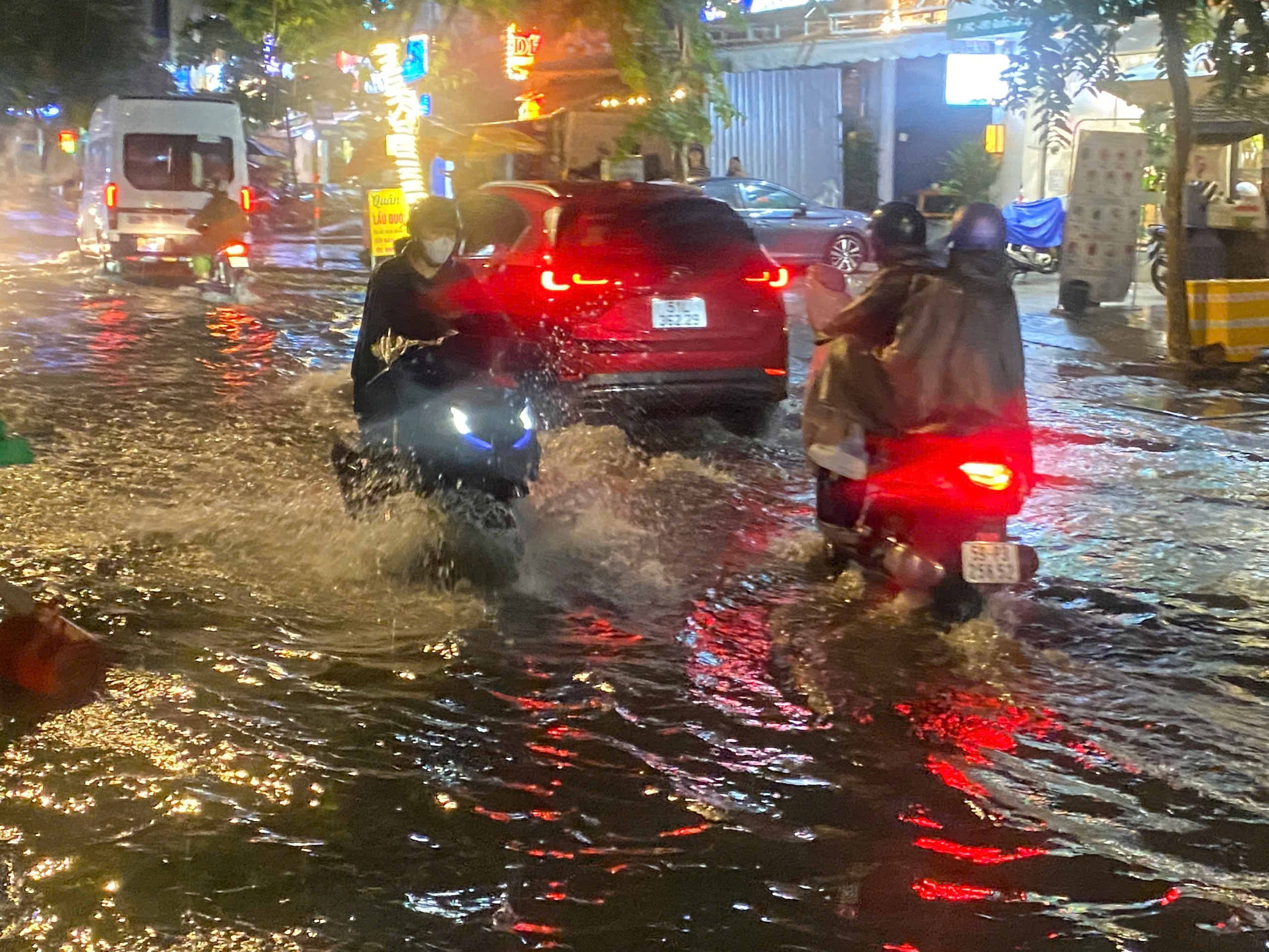 Cận cảnh ngập ở một số tuyến đường tại TP HCM , Người dân tất bật dọn dẹp sau cơn mưa lớn - Ảnh 6.