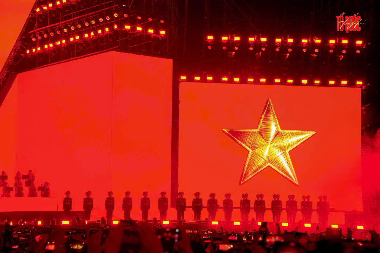 Hàng chục nghìn khán giả hòa giọng tại concert quốc gia "Tổ quốc trong tim" - Ảnh 2.