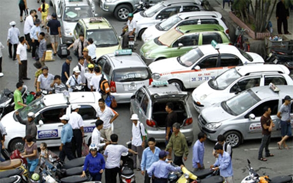 Tài xế taxi "chặt chém", thu tiền trái quy định có thể bị phạt rất nặng