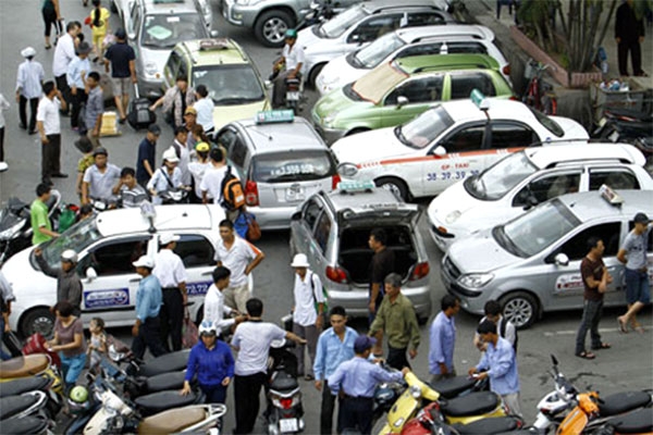 T&agrave;i xế taxi "chặt ch&eacute;m", thu tiền tr&aacute;i quy định c&oacute; thể bị phạt rất nặng- Ảnh 1.