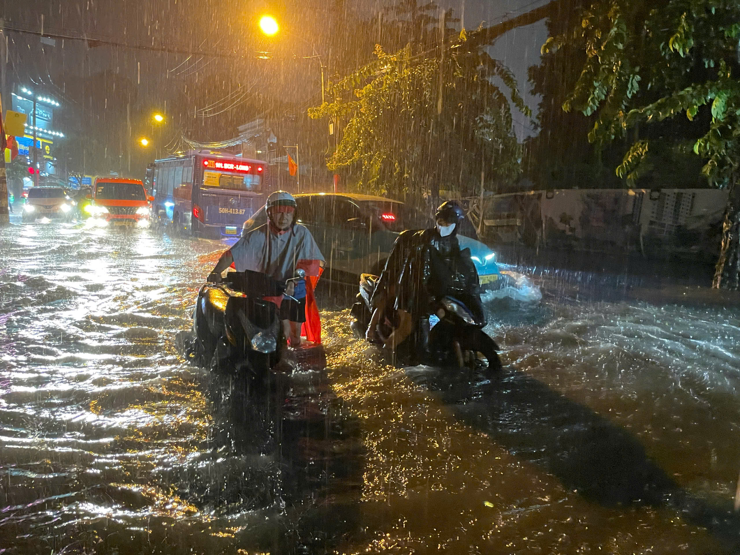 Cận cảnh ngập ở một số tuyến đường tại TP HCM , Người dân tất bật dọn dẹp sau cơn mưa lớn - Ảnh 8.