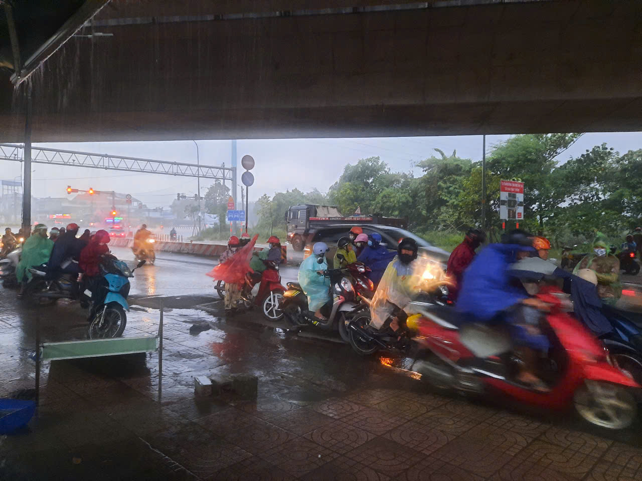 TP HCM bất ngờ mưa lớn k&egrave;m gi&oacute; mạnh, đường s&aacute; ngập nước - Ảnh 5.