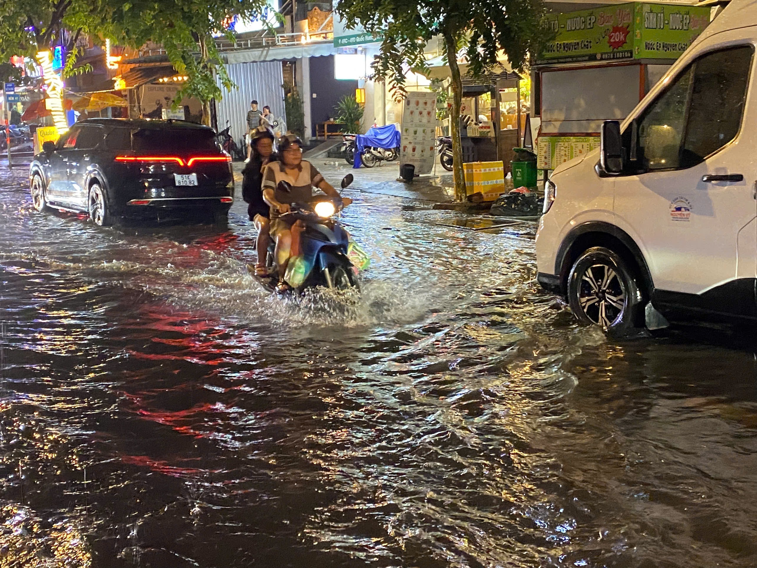 Cận cảnh ngập ở một số tuyến đường tại TP HCM , Người dân tất bật dọn dẹp sau cơn mưa lớn - Ảnh 4.