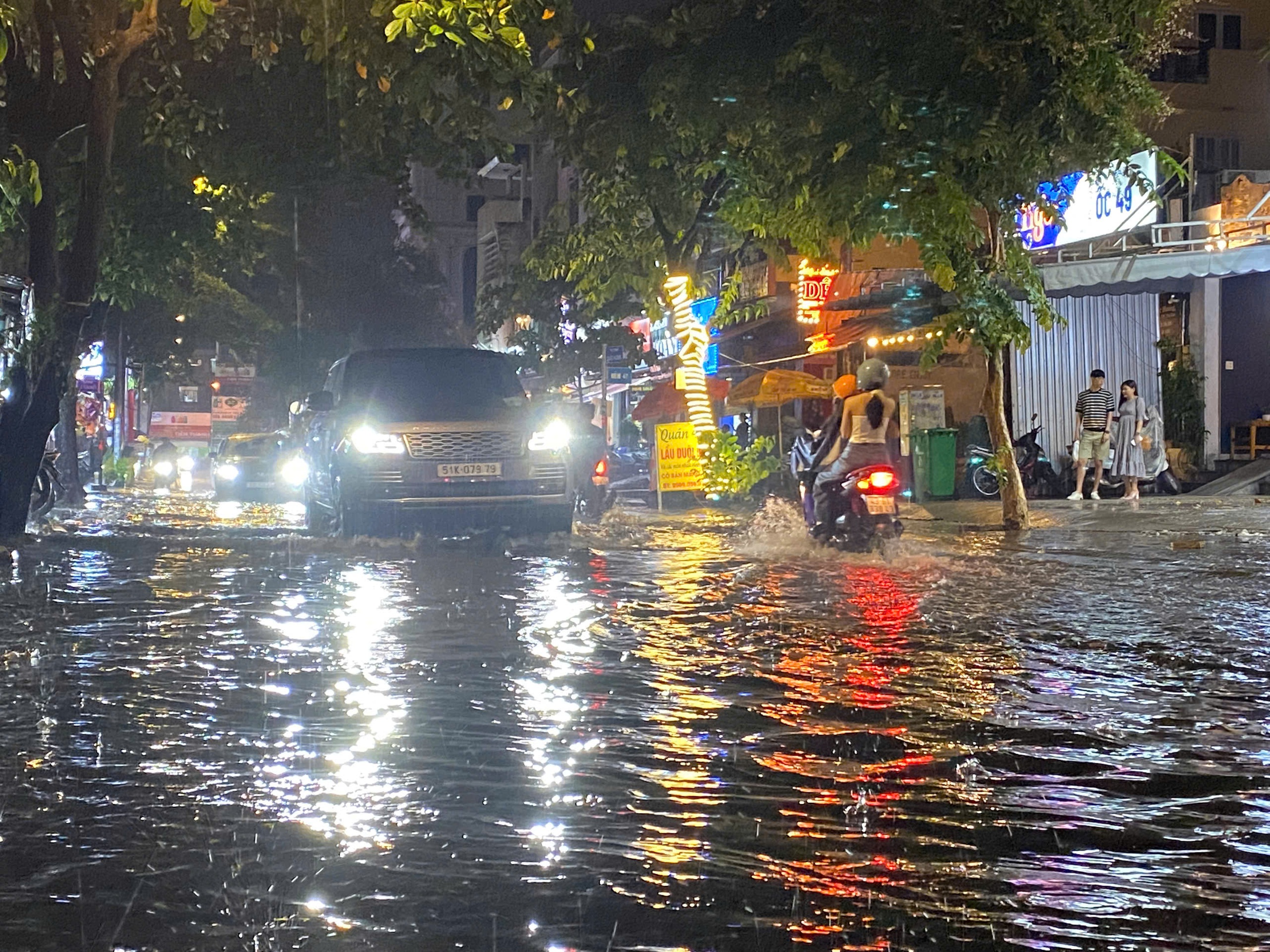 Cận cảnh ngập ở một số tuyến đường tại TP HCM , Người dân tất bật dọn dẹp sau cơn mưa lớn - Ảnh 5.