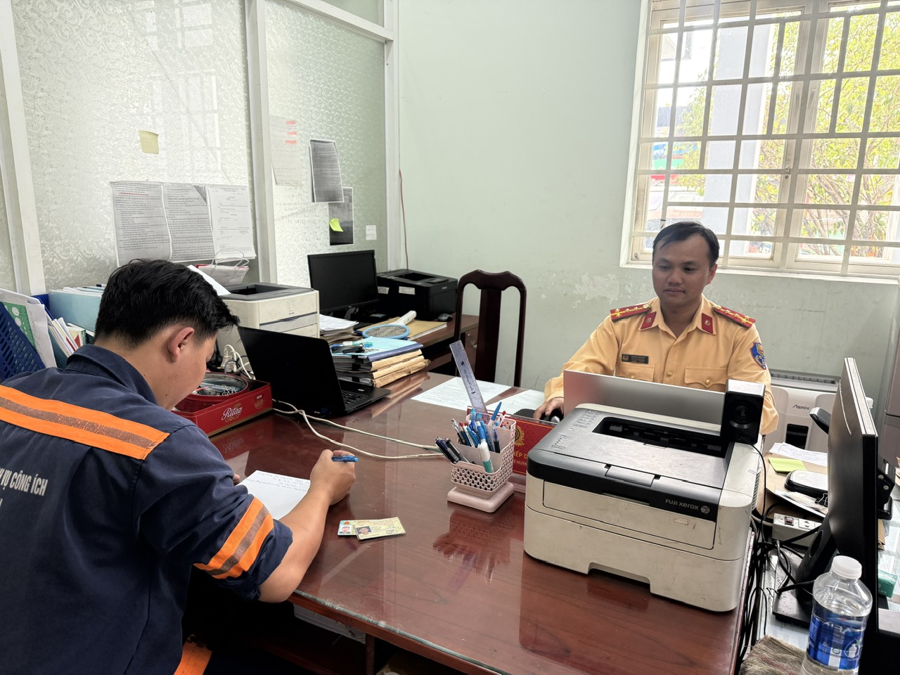 CSGT TP HCM xử phạt t&agrave;i xế xe r&aacute;c vi phạm Luật giao th&ocirc;ng - Ảnh 1.