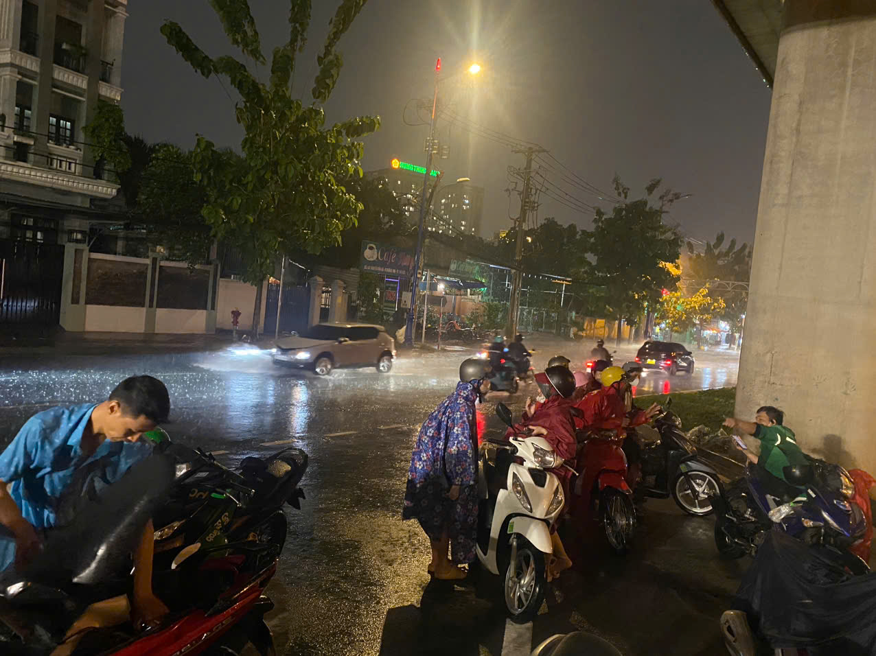 TP HCM bất ngờ mưa lớn k&egrave;m gi&oacute; mạnh, đường s&aacute; ngập nước - Ảnh 4.
