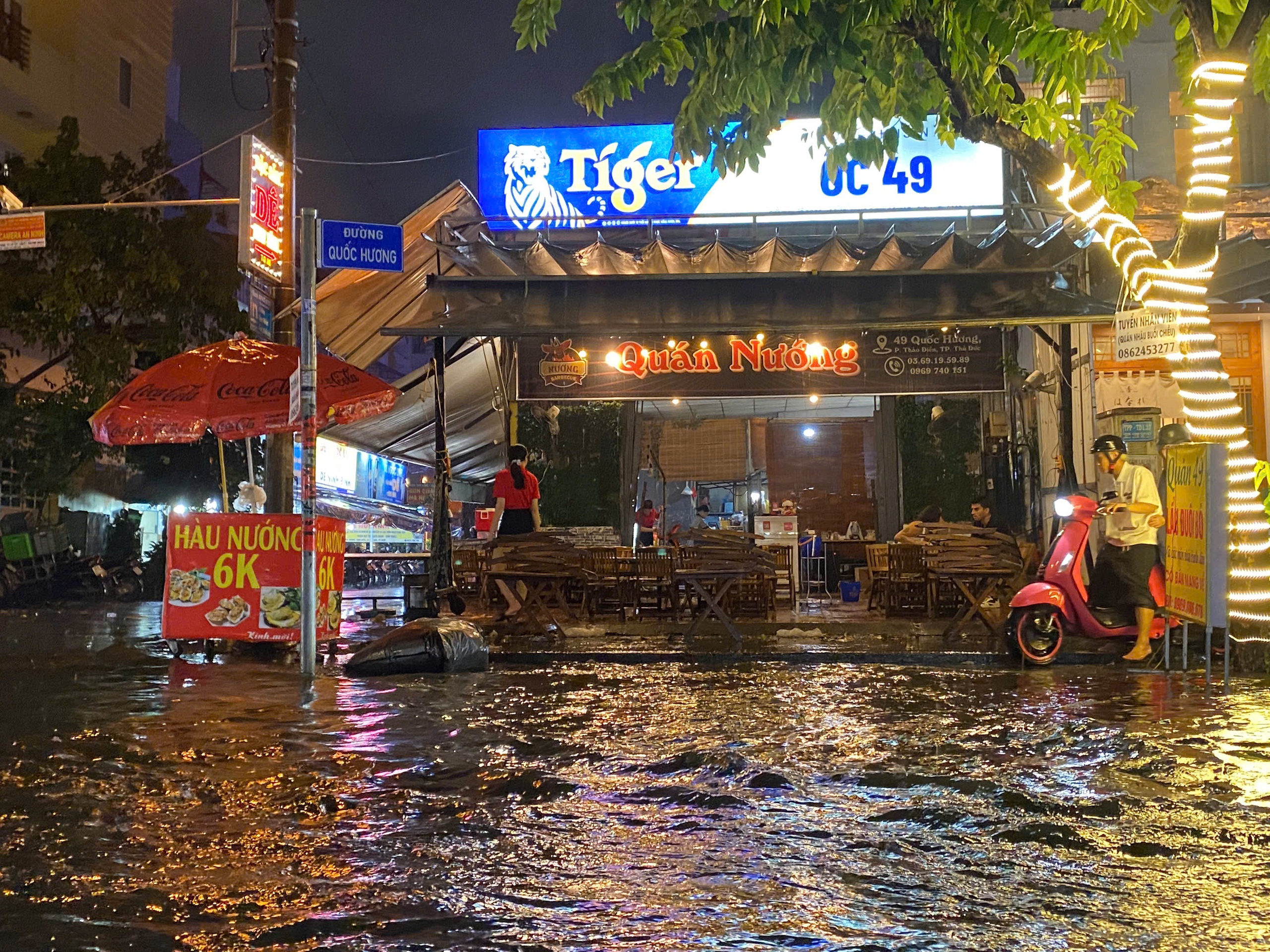 Cận cảnh ngập ở một số tuyến đường tại TP HCM , Người dân tất bật dọn dẹp sau cơn mưa lớn - Ảnh 7.