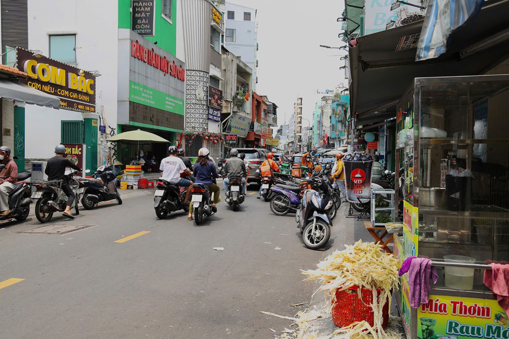 Vỉa hè ở TP HCM: Chờ cơ chế quản lý mới - Ảnh 1.