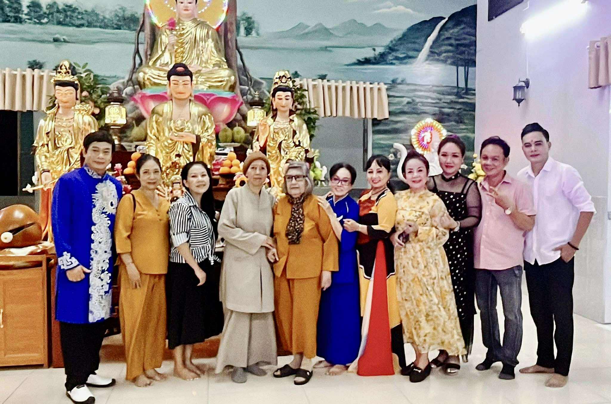 NSƯT Diệu Hiền x&uacute;c động t&aacute;i ngộ CLB Hoa Lan Trắng trong đ&ecirc;m văn nghệ thiện nguyện - Ảnh 3.