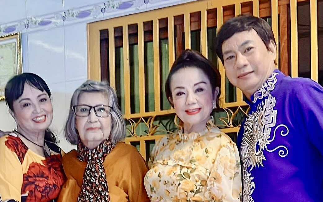 NSƯT Diệu Hiền xúc động tái ngộ CLB Hoa Lan Trắng trong đêm văn nghệ thiện nguyện