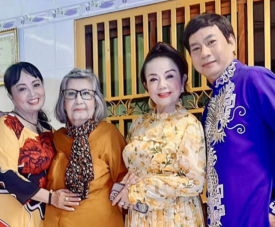 NSƯT Diệu Hiền x&uacute;c động t&aacute;i ngộ CLB Hoa Lan Trắng trong đ&ecirc;m văn nghệ thiện nguyện - Ảnh 1.