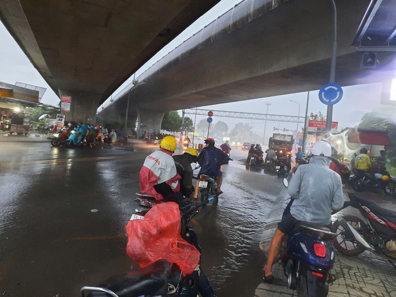 TP HCM bất ngờ mưa lớn k&egrave;m gi&oacute; mạnh, đường s&aacute; ngập nước - Ảnh 6.
