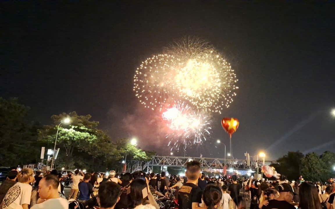 Hàng vạn người "quây kín" sân vận động Mỹ Đình trong đêm pháo hoa rực rỡ
