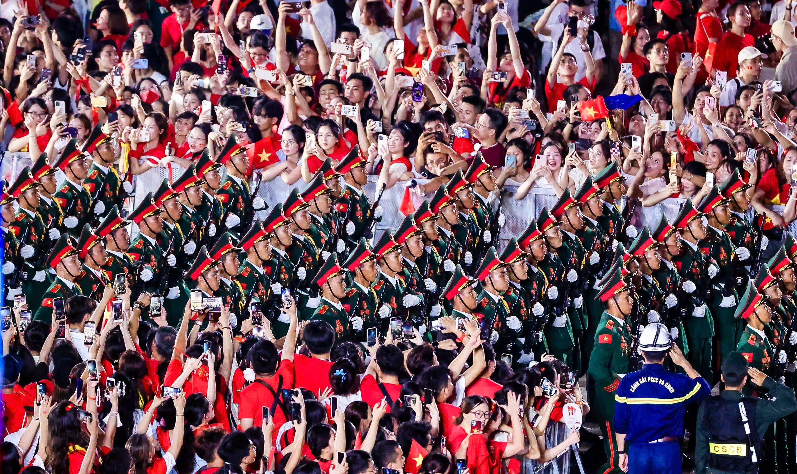 Hàng vạn người thưởng thức pháo hoa Mỹ Đình trong đêm nghệ thuật rực rỡ - Ảnh 8.