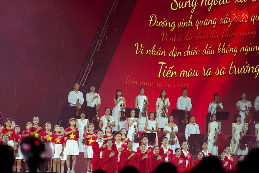 Hàng chục nghìn khán giả hòa giọng tại concert quốc gia "Tổ quốc trong tim" - Ảnh 4.