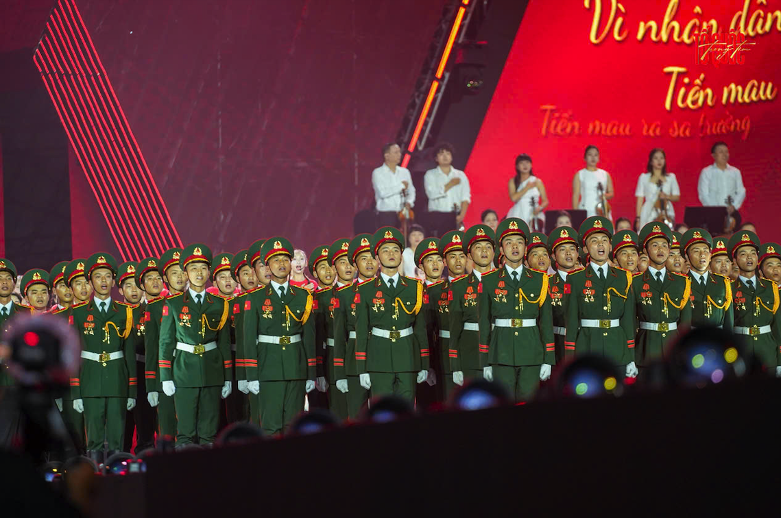 Hàng chục nghìn khán giả hòa giọng tại concert quốc gia "Tổ quốc trong tim" - Ảnh 1.
