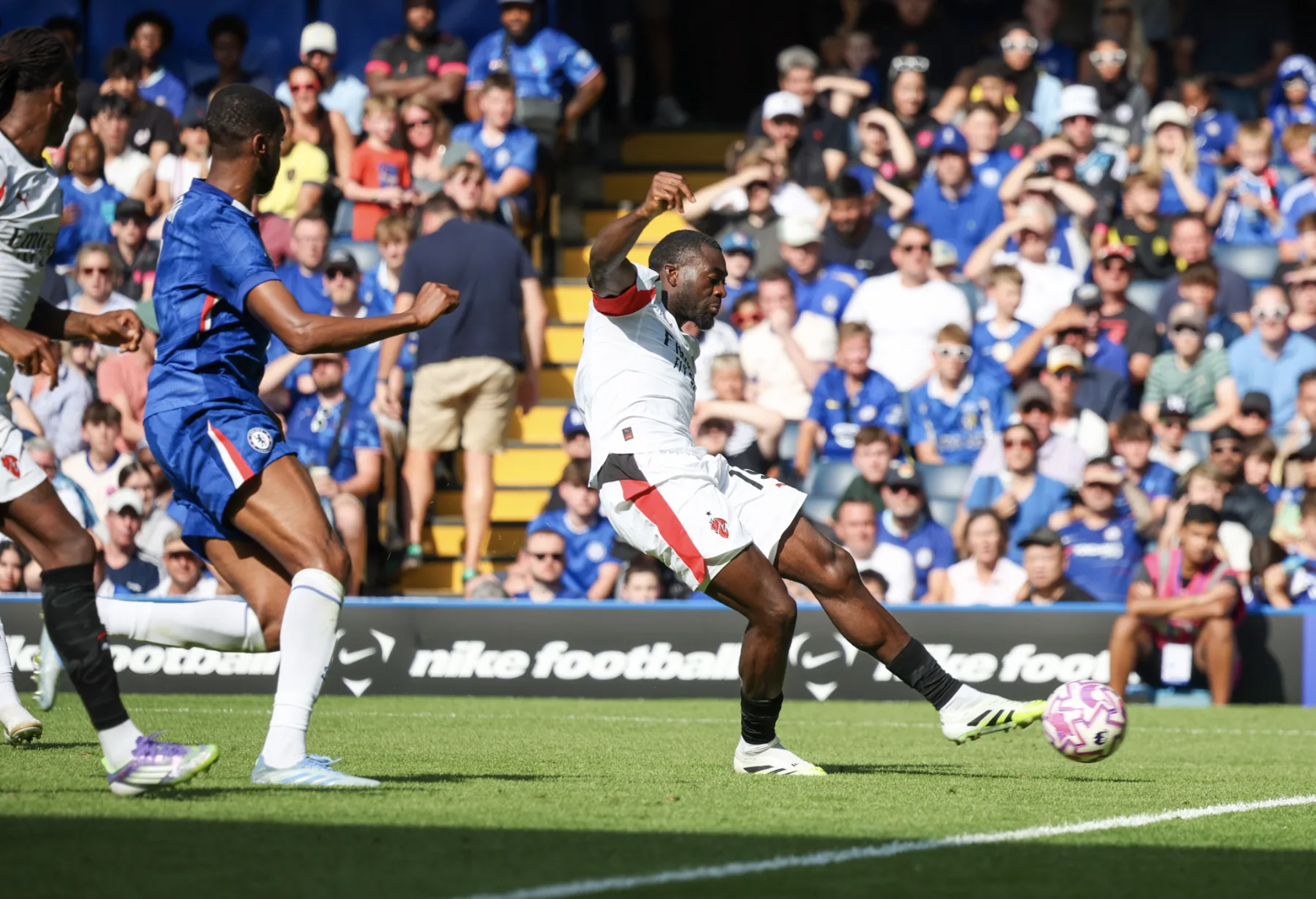 Thắng AC Milan 4-1, Chelsea b&ugrave;ng nổ với d&agrave;n sao t&acirc;n binh ở Stamford Bridge- Ảnh 5.