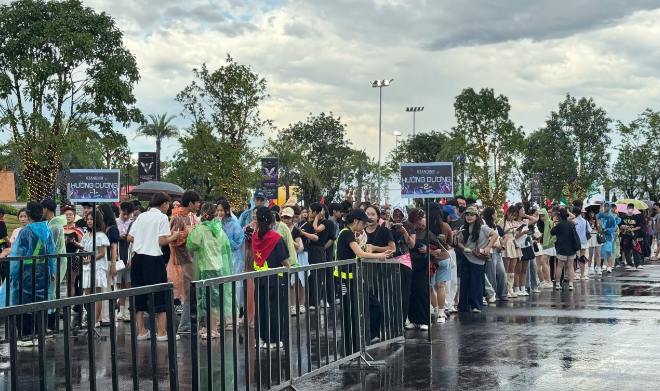 Thủ tướng đội mưa động viên ê kíp thực hiện "V Fest - Thanh xuân rực rỡ" - Ảnh 5.
