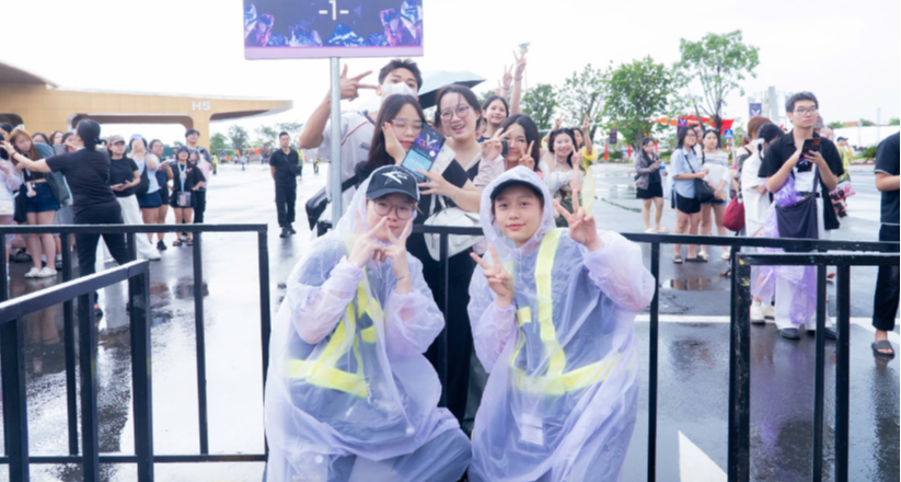 Thủ tướng đội mưa động viên ê kíp thực hiện "V Fest - Thanh xuân rực rỡ" - Ảnh 6.