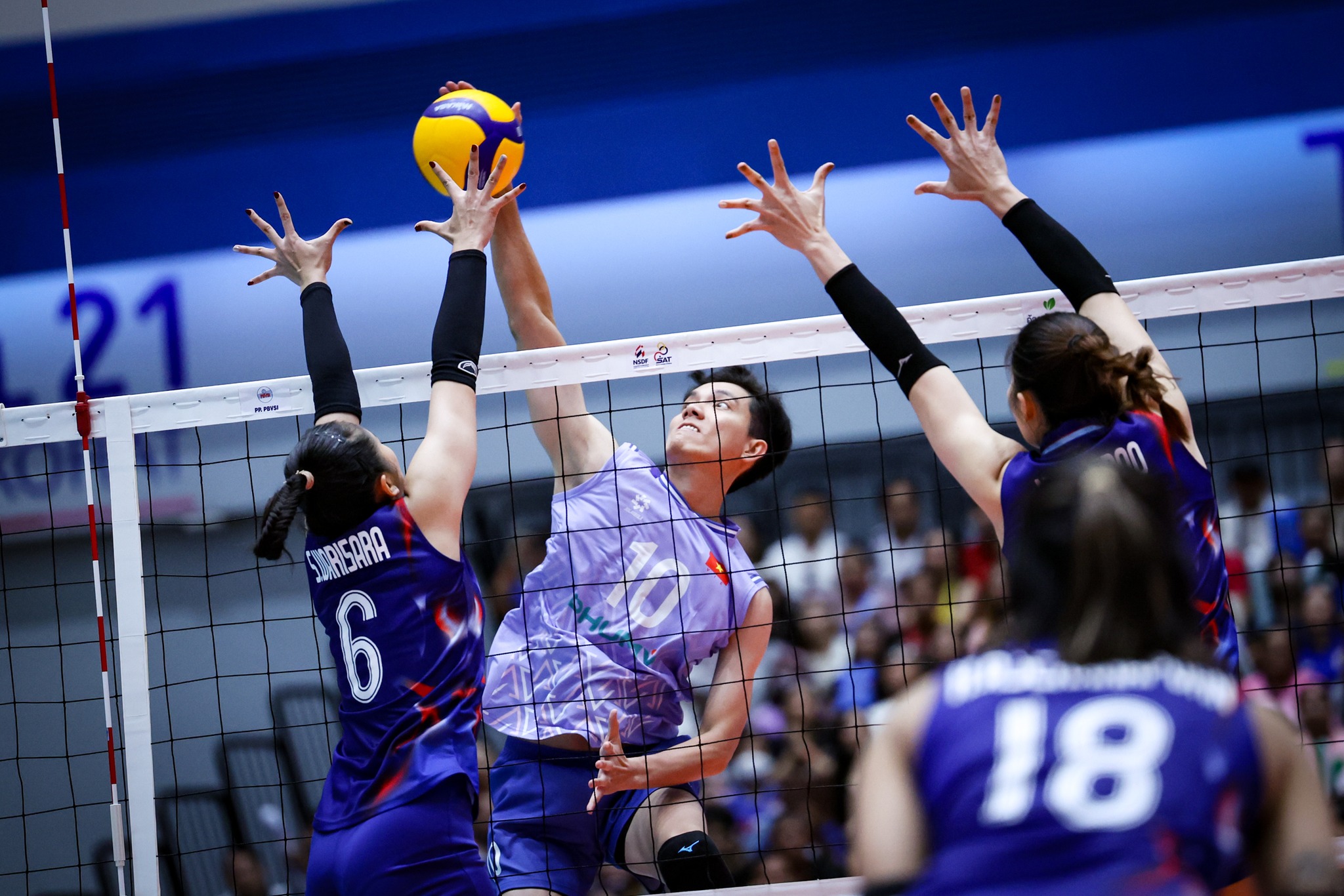 Gi&agrave;nh chiến thắng lịch sử, b&oacute;ng chuyền nữ Việt Nam v&ocirc; địch SEA V.League - Ảnh 3.