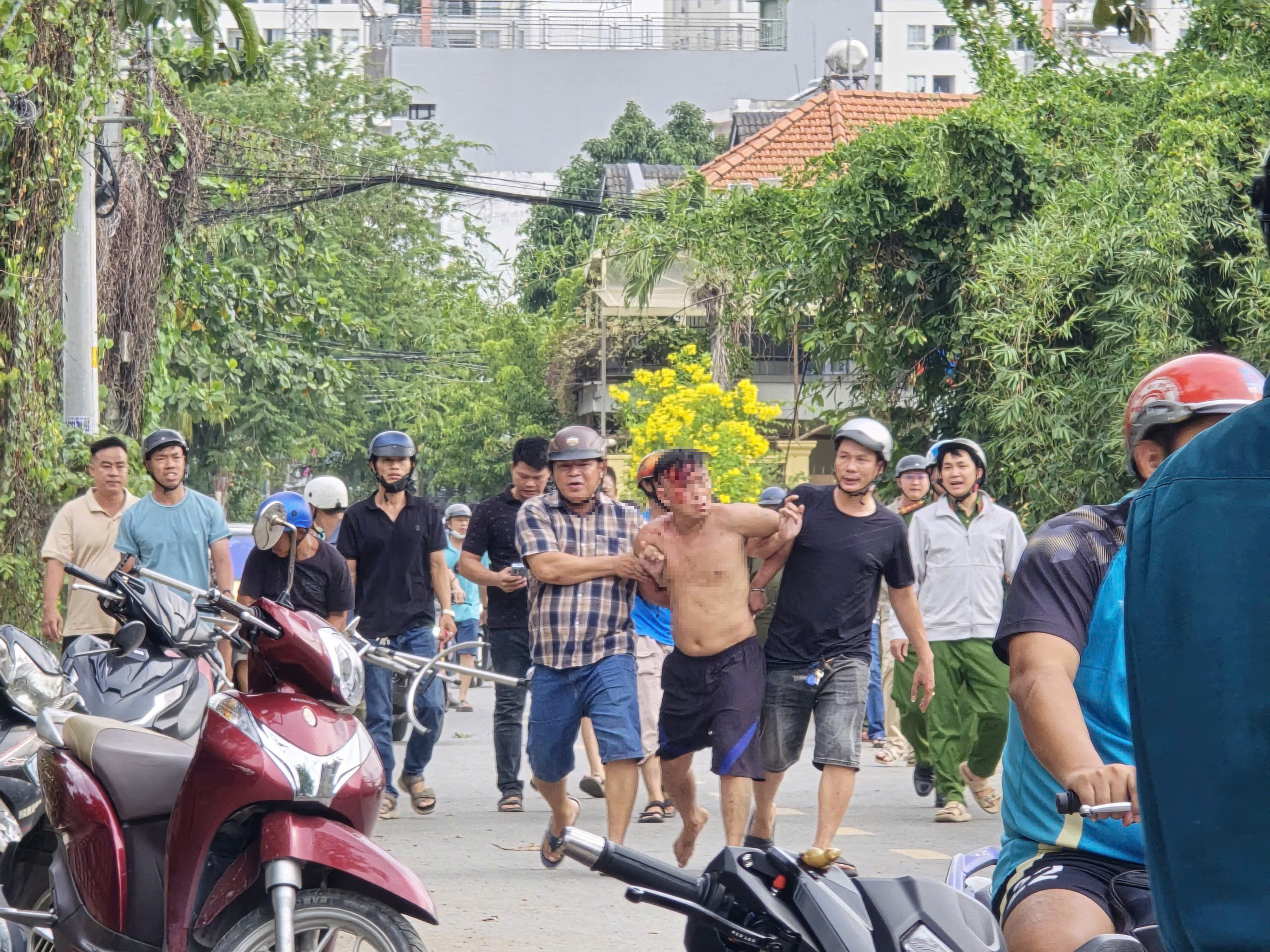 Cảnh sát khống chế người đàn ông cầm dao ở phường Hiệp Bình , TP HCM - Ảnh 1.