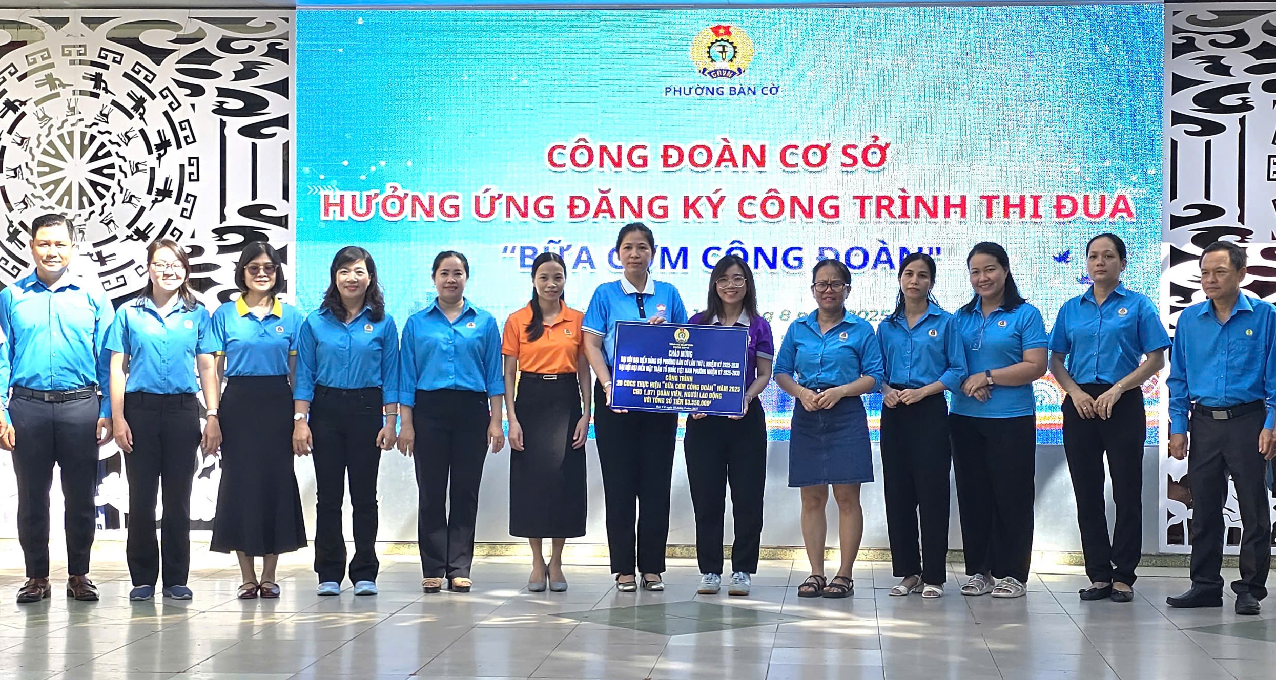 Báo Người Lao Động tặng Cờ Tổ quốc cho phường Bàn Cờ chào mừng Đại hội MTTQ - Ảnh 3.