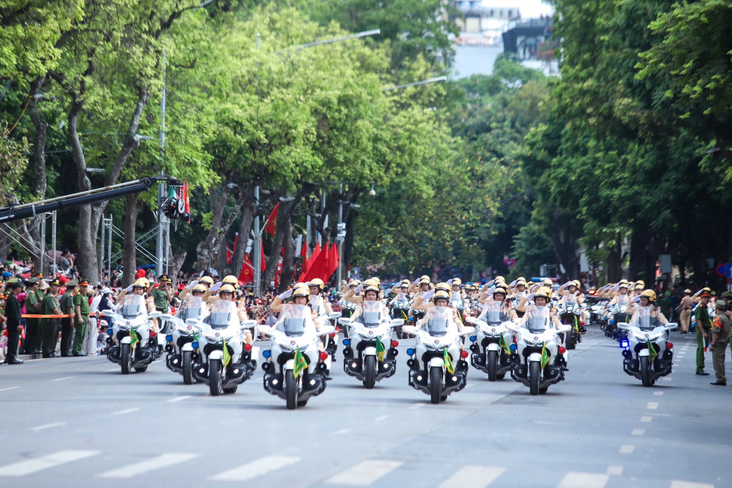 VIDEO: Cận cảnh d&agrave;n xe đặc chủng hiện đại của C&ocirc;ng an H&agrave; Nội- Ảnh 5.