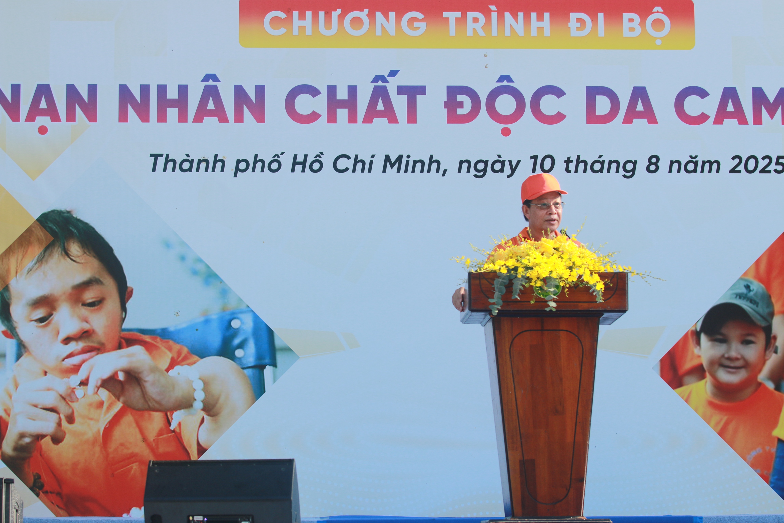 5.000 người tham gia chương trình đi bộ "Vì nạn nhân chất độc da cam"- Ảnh 1.
