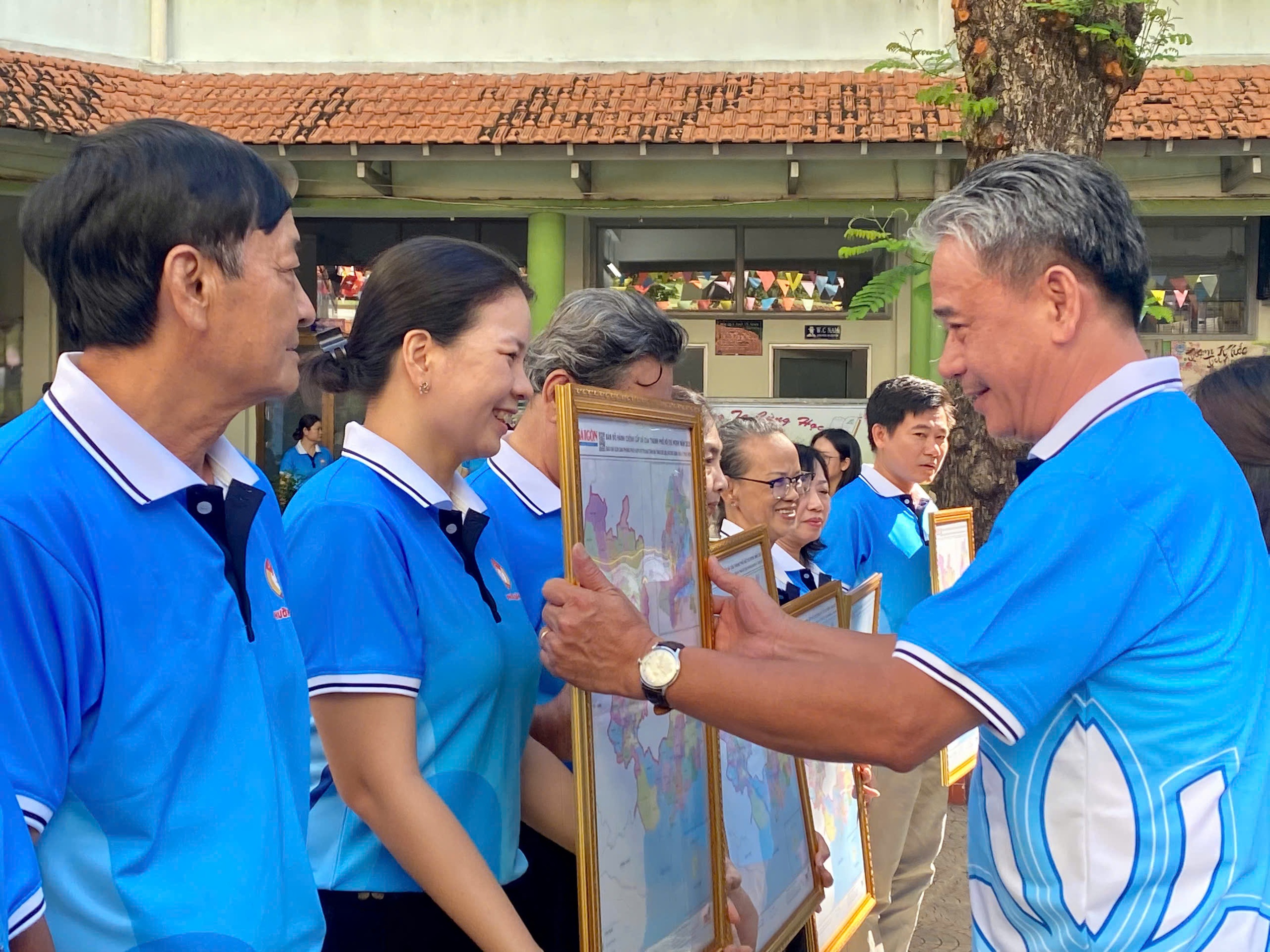 Báo Người Lao Động tặng Cờ Tổ quốc cho phường Bàn Cờ chào mừng Đại hội MTTQ - Ảnh 6.