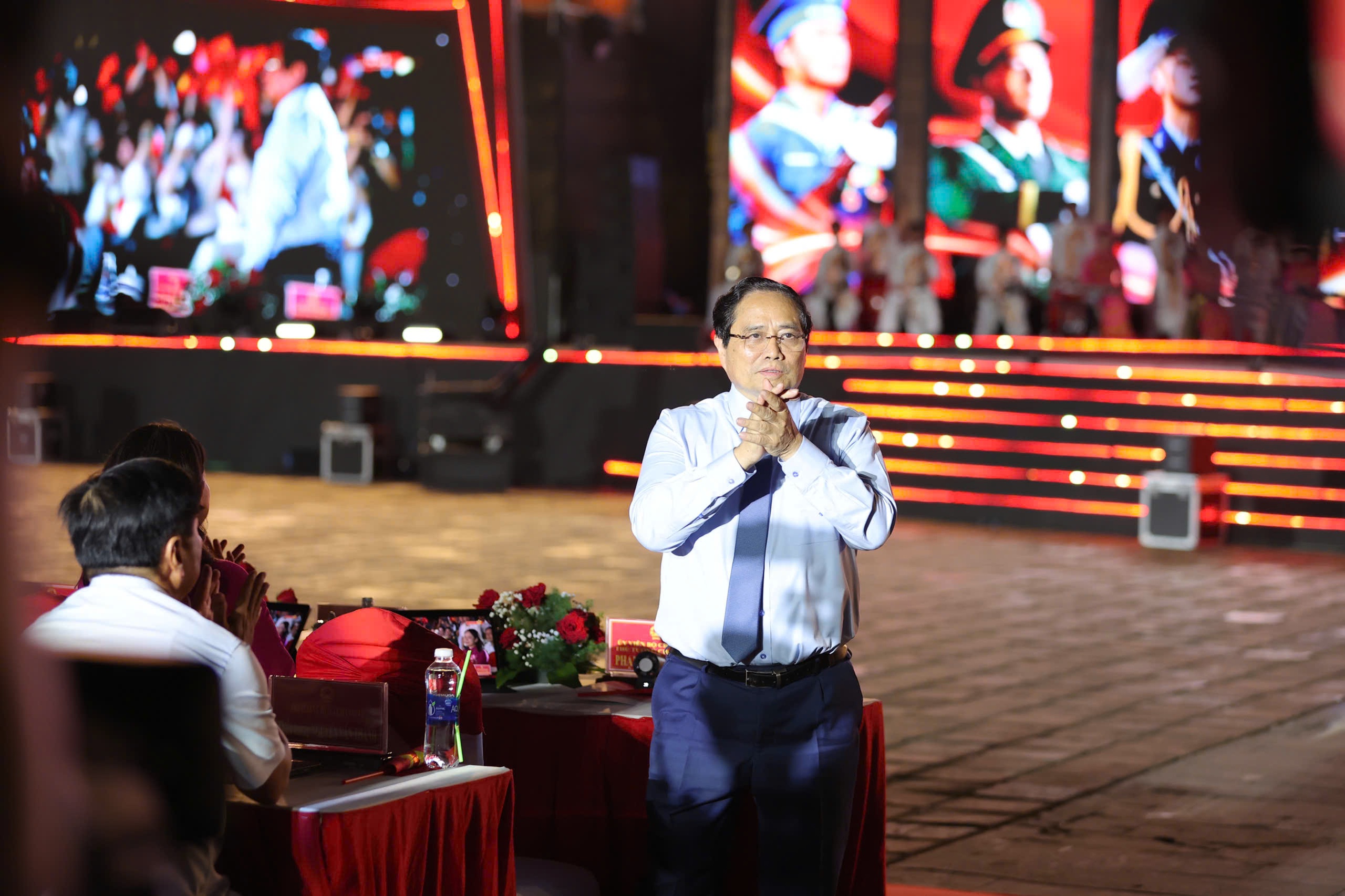 Tổng Bí thư Tô Lâm dự Chương trình chính luận nghệ thuật "Dưới cờ vinh quang" - Ảnh 1.