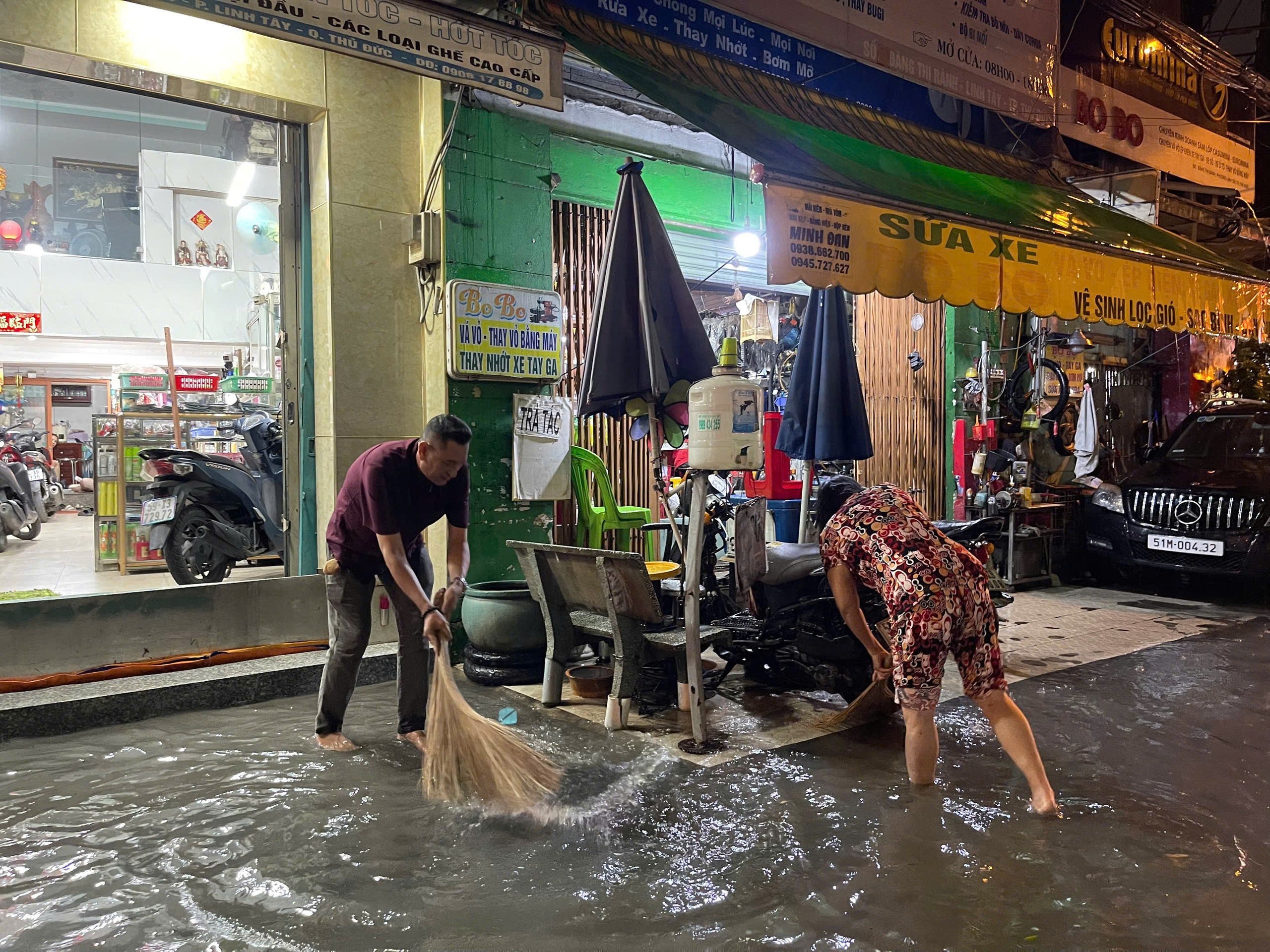 Cận cảnh ngập ở một số tuyến đường tại TP HCM , Người dân tất bật dọn dẹp sau cơn mưa lớn - Ảnh 2.
