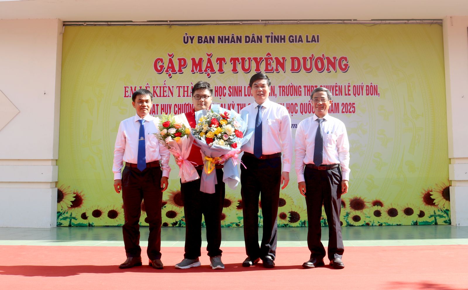 Học sinh Gia Lai giành Huy chương Vàng Olympic Tin học quốc tế 2025- Ảnh 1.