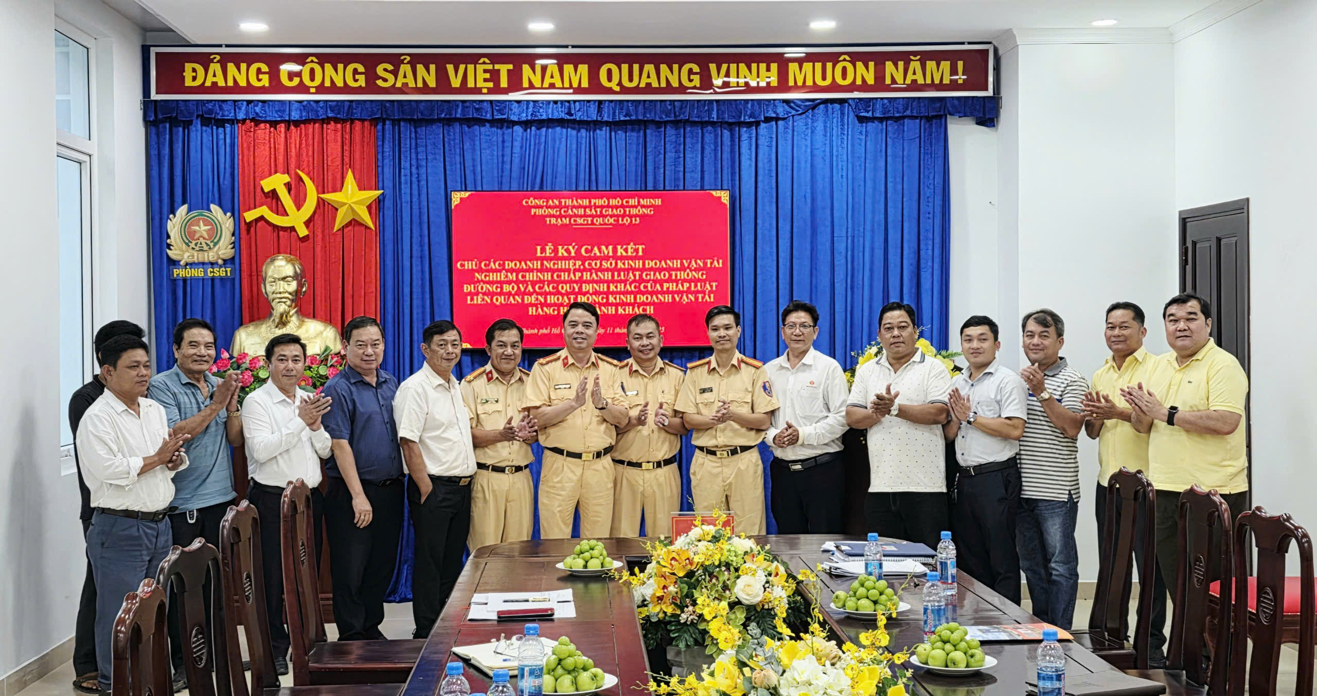 22 doanh nghiệp vận tải ở TP HCM ký cam kết chấp hành nghiêm luật giao thông - Ảnh 1.