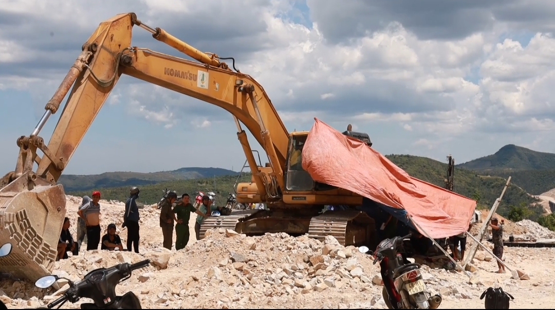 CLIP: Hiện trường vụ tai nạn lao động khi thi c&ocirc;ng đường cao tốc khiến 2 người tử vong - Ảnh 3.