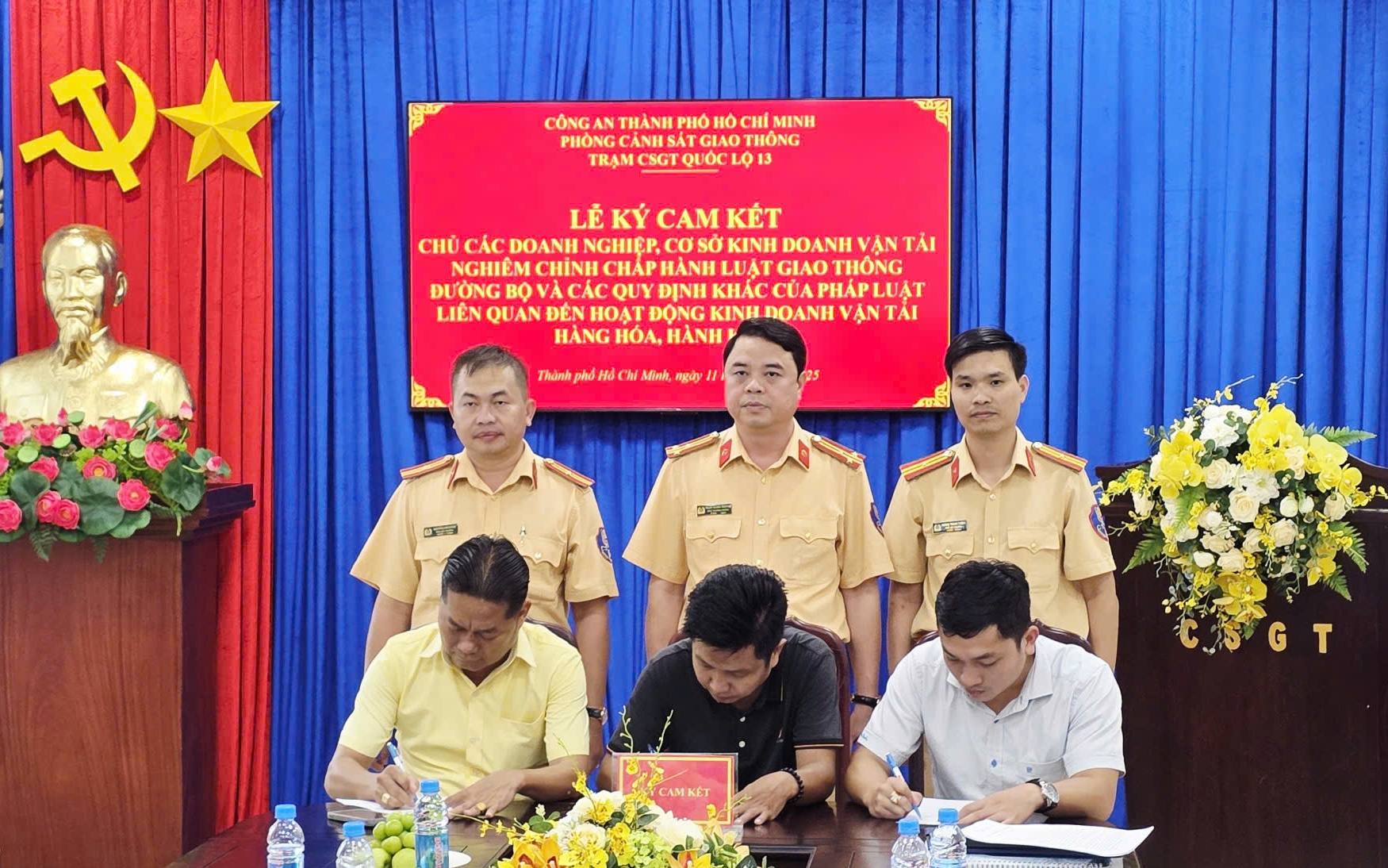 22 doanh nghiệp vận tải ở TP HCM ký cam kết chấp hành  luật giao thông