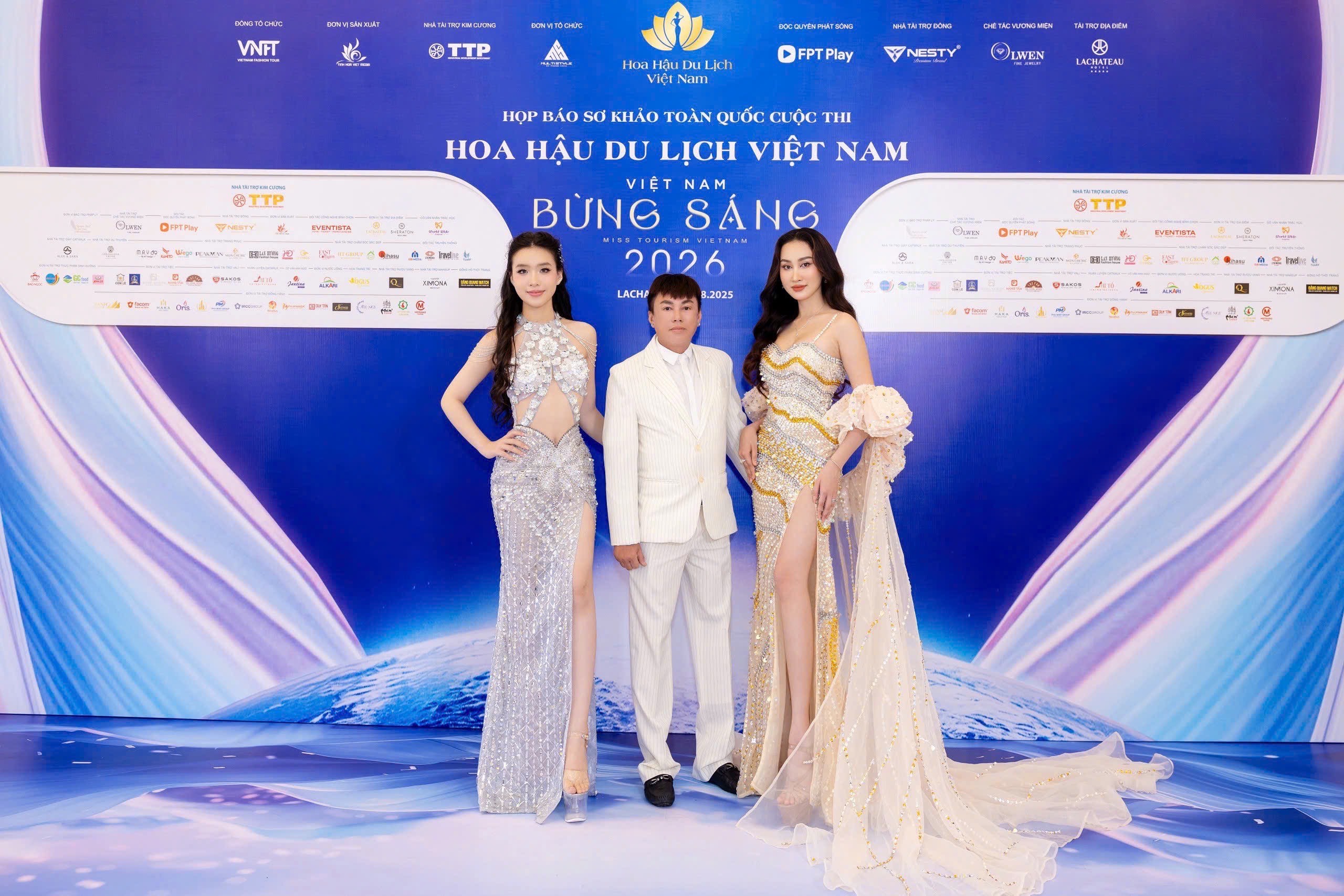 Đo&agrave;n Hồng Trang s&aacute;nh đ&ocirc;i c&ugrave;ng NTK Tommy Nguyễn   - Ảnh 3.