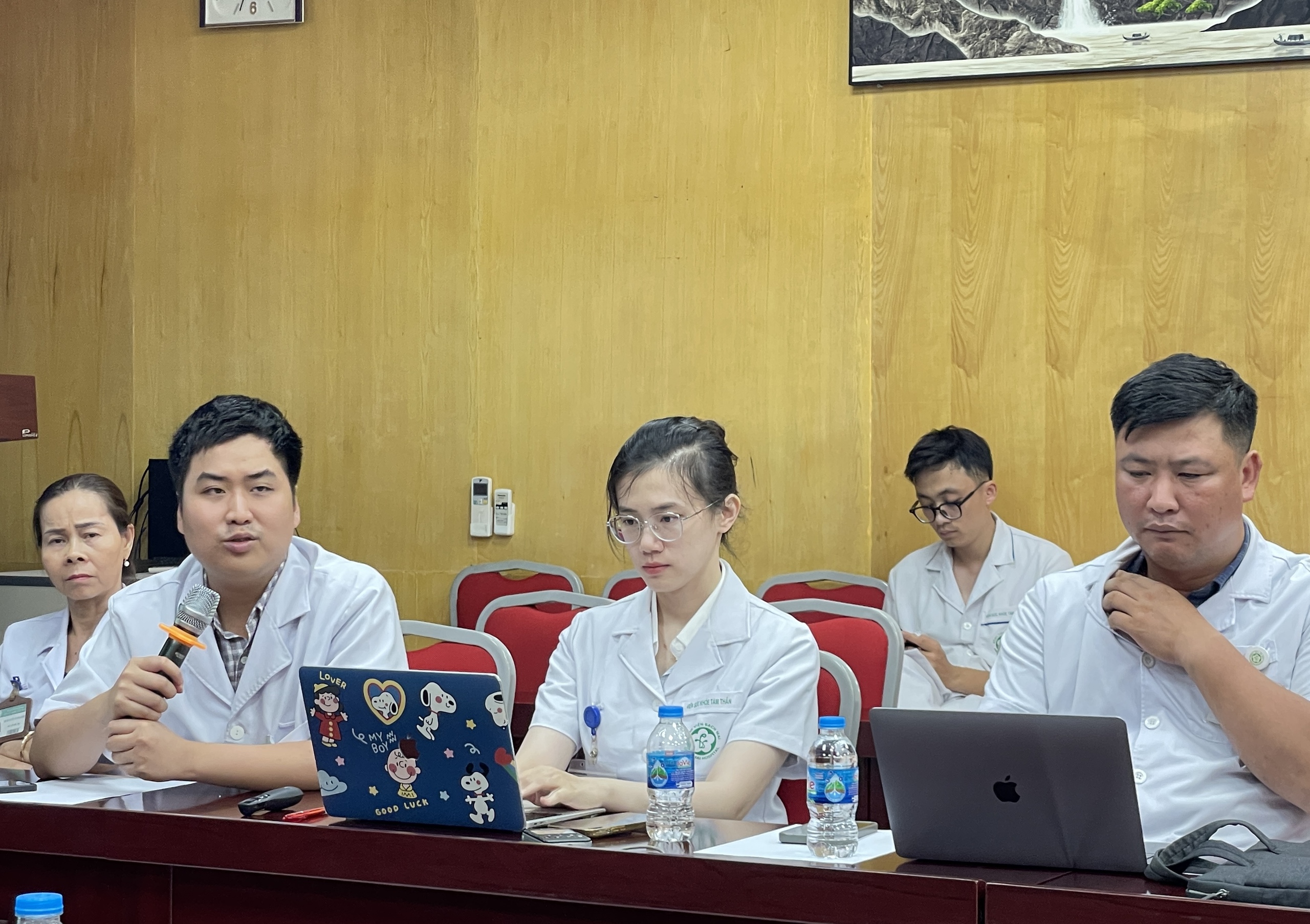 Cô gái 21 tuổi rối loạn tâm thần do sử dụng nhiều chất kích thích- Ảnh 1.