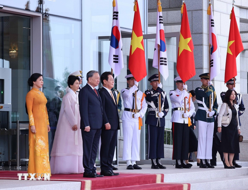 21 loạt đại bác chào mừng Tổng Bí thư Tô Lâm và phu nhân thăm cấp Nhà nước Hàn Quốc - Ảnh 4.