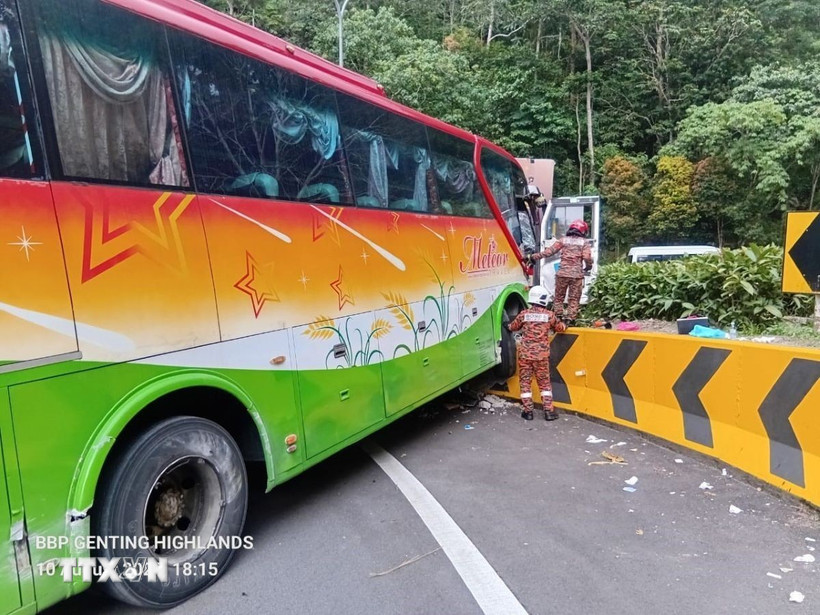 Xe buýt chở 20 du khách Việt Nam gặp nạn tại Malaysia- Ảnh 1.